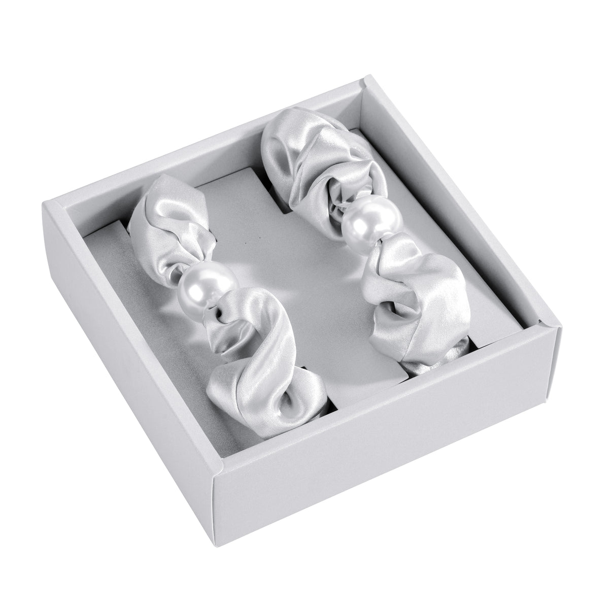 Blissy Silver Blissy Pearl Scrunchies Lifestyle – Mulberry Silk