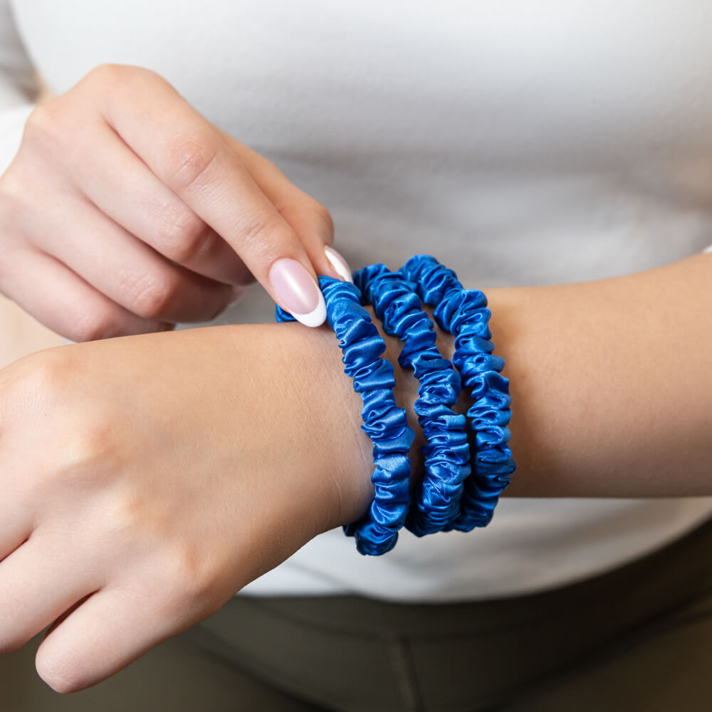 Blissy Azure Blissy Skinny Scrunchies Lifestyle – Mulberry Silk